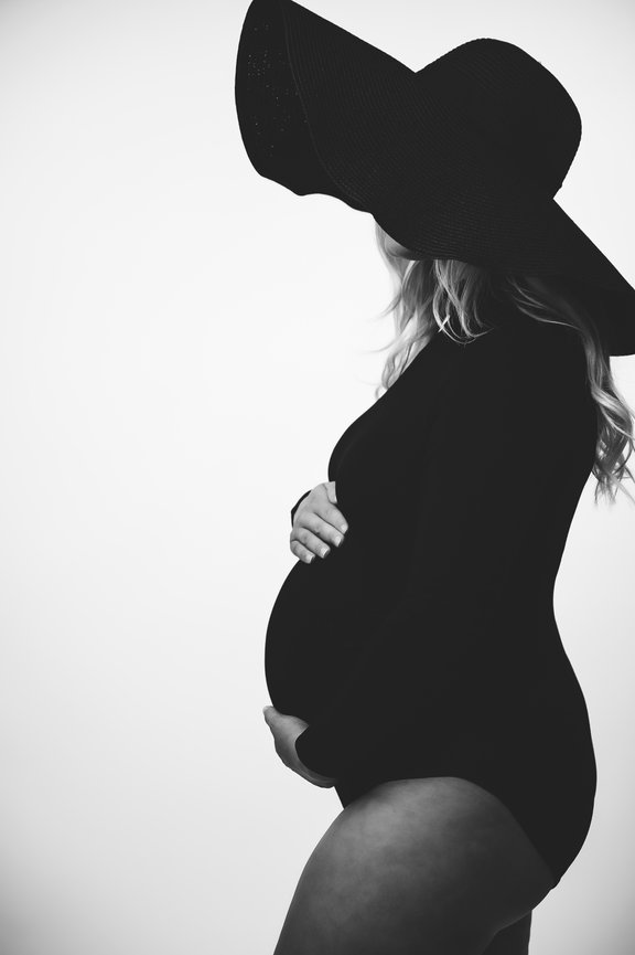 Black and White Maternity photo, Onalaska Wisconsin Maternity Photographer