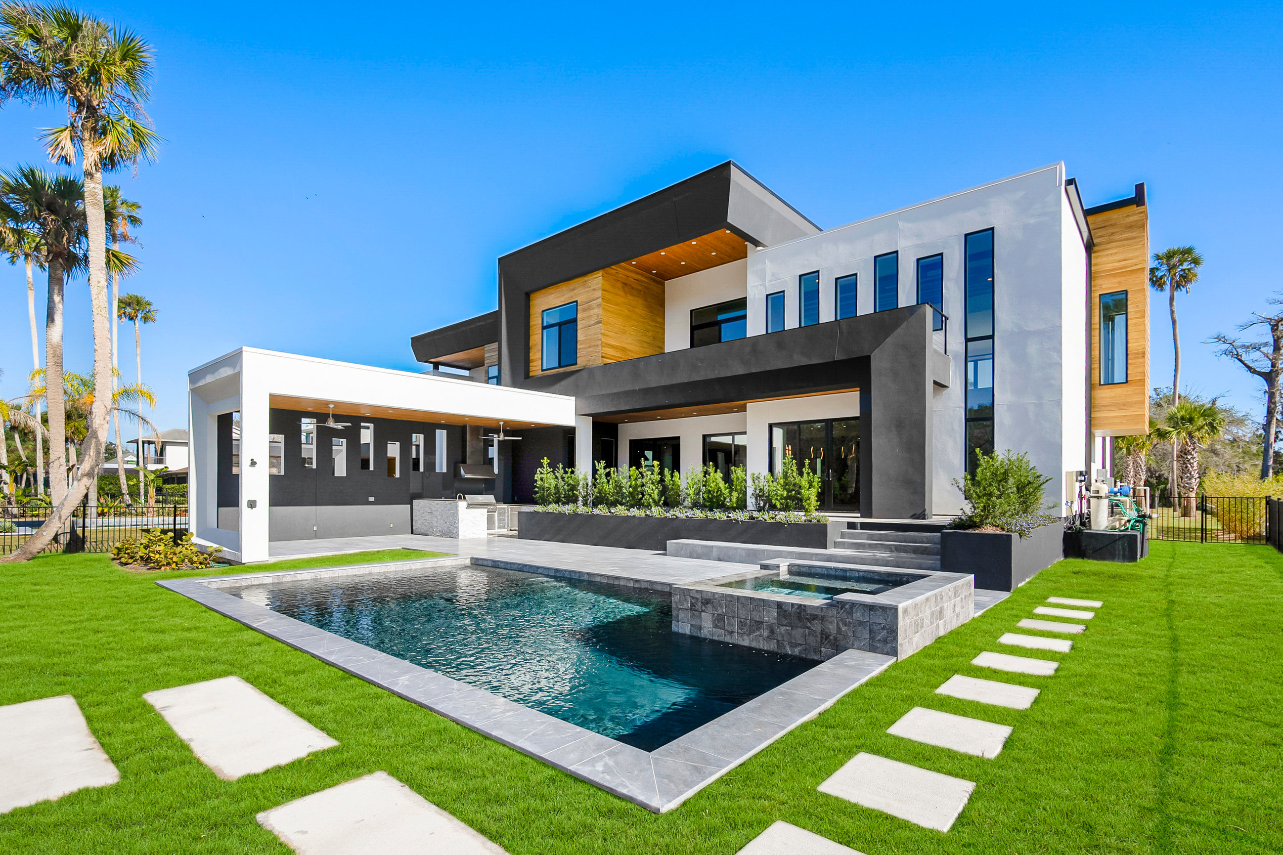 Outdoor entertaining area — Palm Island
