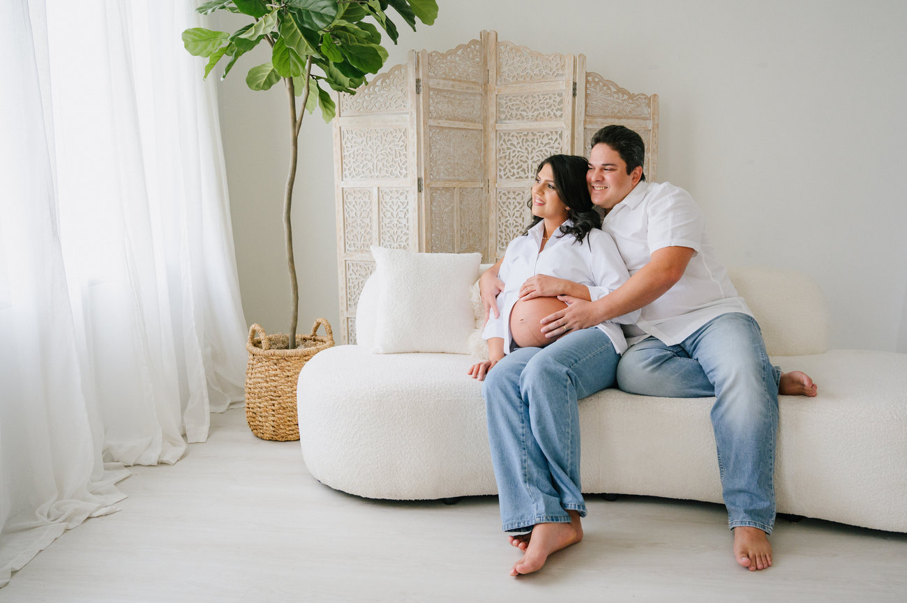 maternity-natural-light-studio-jeans-white-t-shirt
