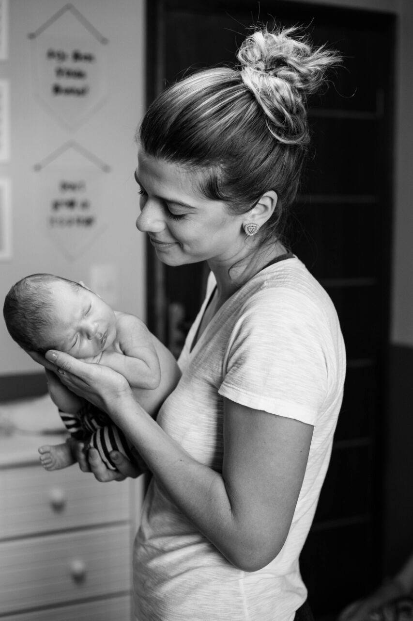 Fernanda Bautzer holding a sleeping newborn in her hands